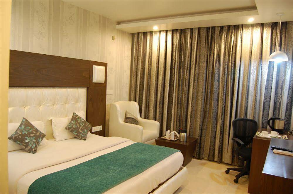 Hotel Diamond Plaza Chandīgarh Eksteriør billede